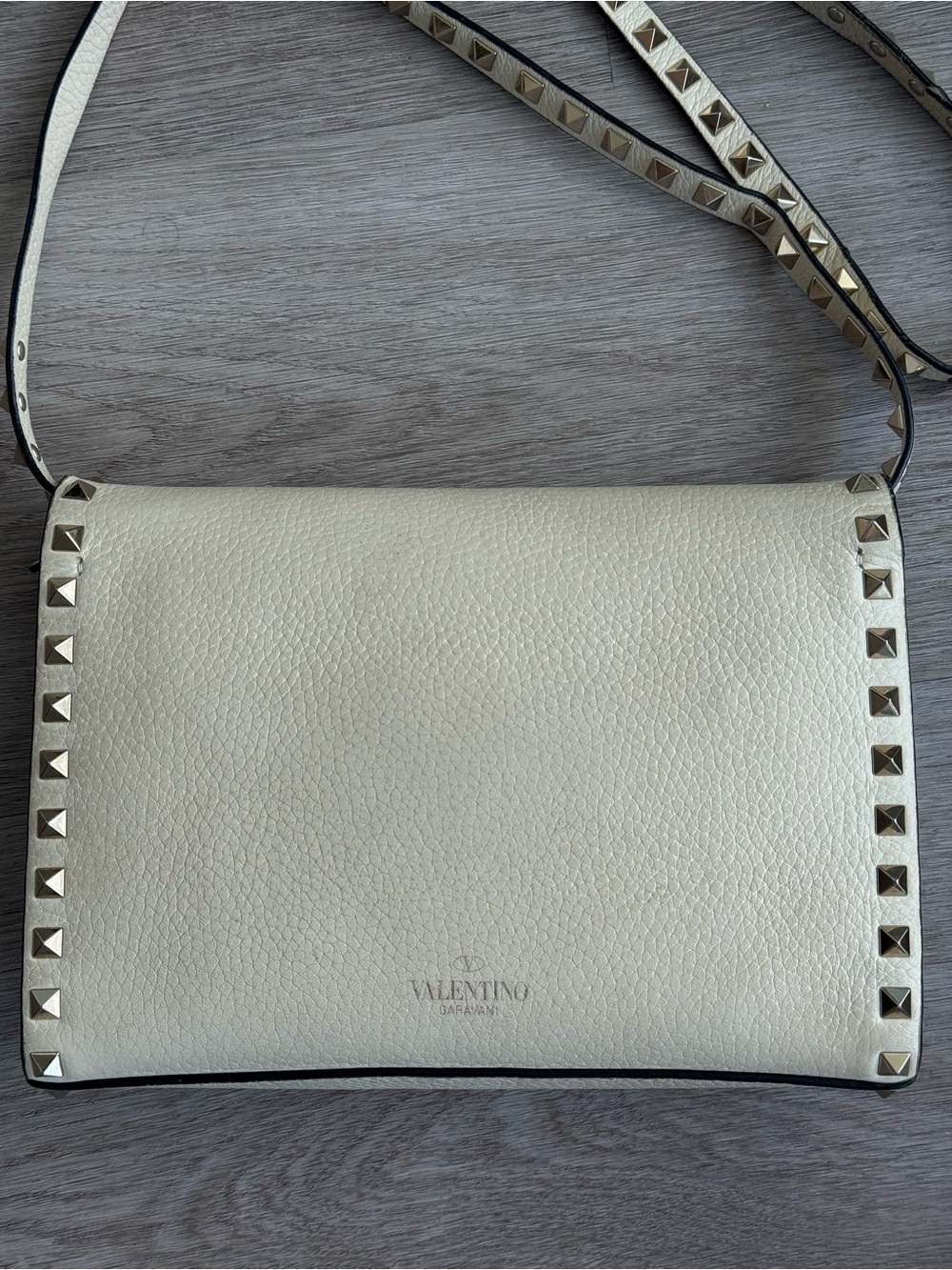 Valentino Garavani
Small Rockstud Grainy Calfskin Crossbody Bag - Picture 3 of 6